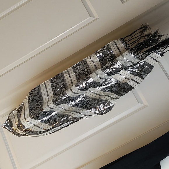 Silver thread and Silk scarf - Picture 9 of 9